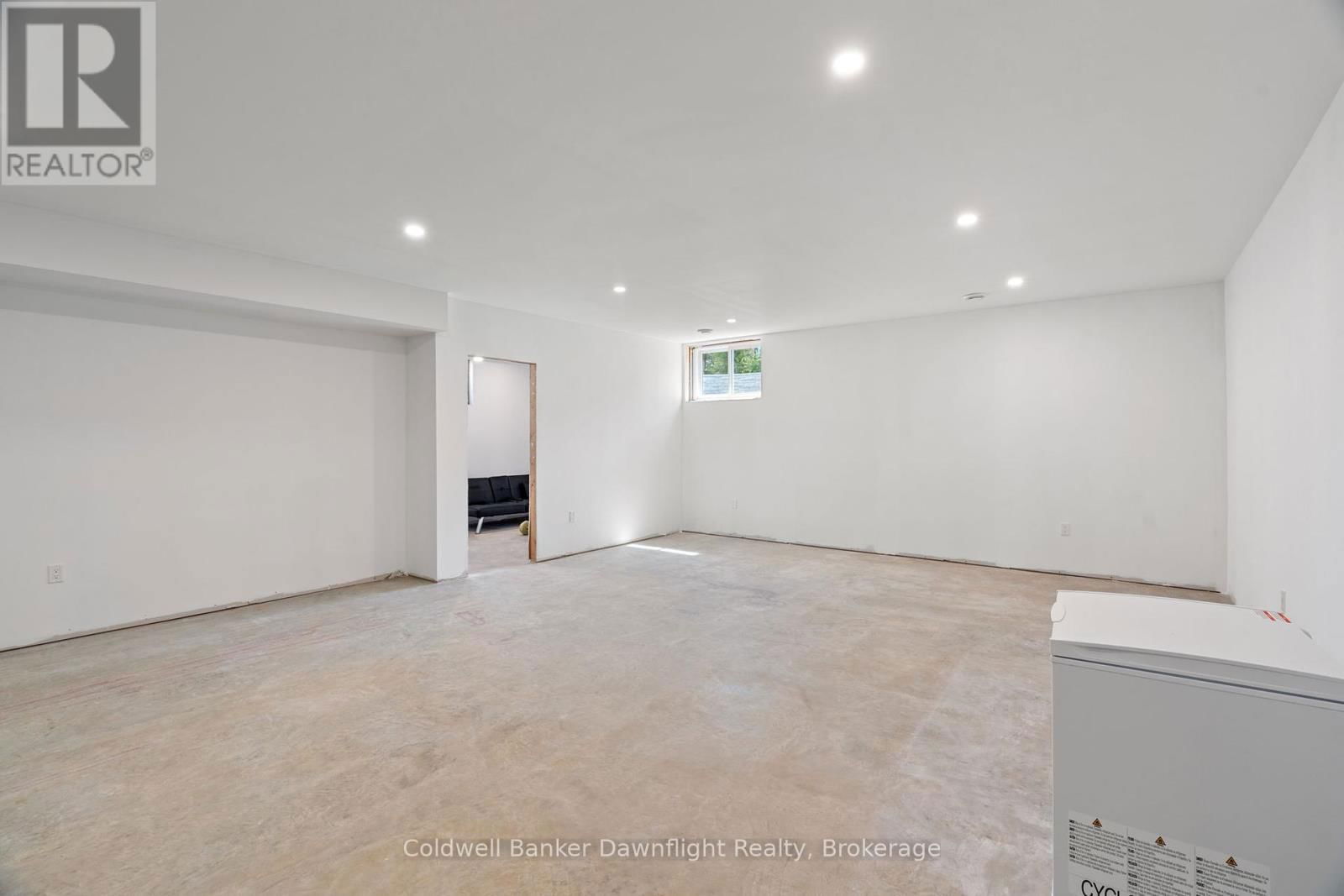 714 GLORIA STREET Image 33