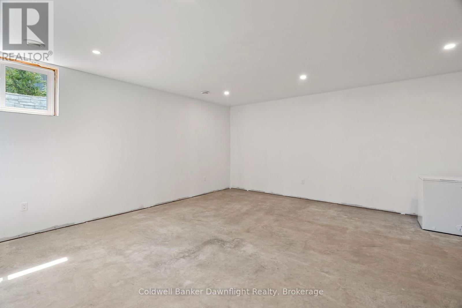 714 GLORIA STREET Image 34