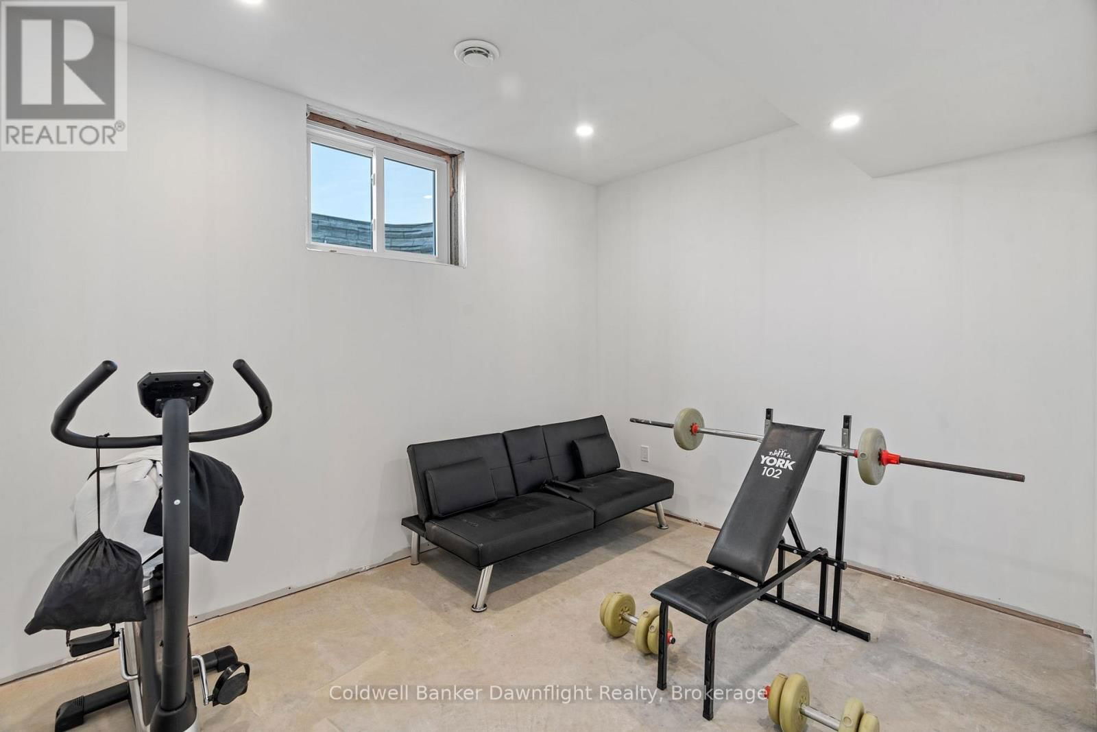 714 GLORIA STREET Image 35