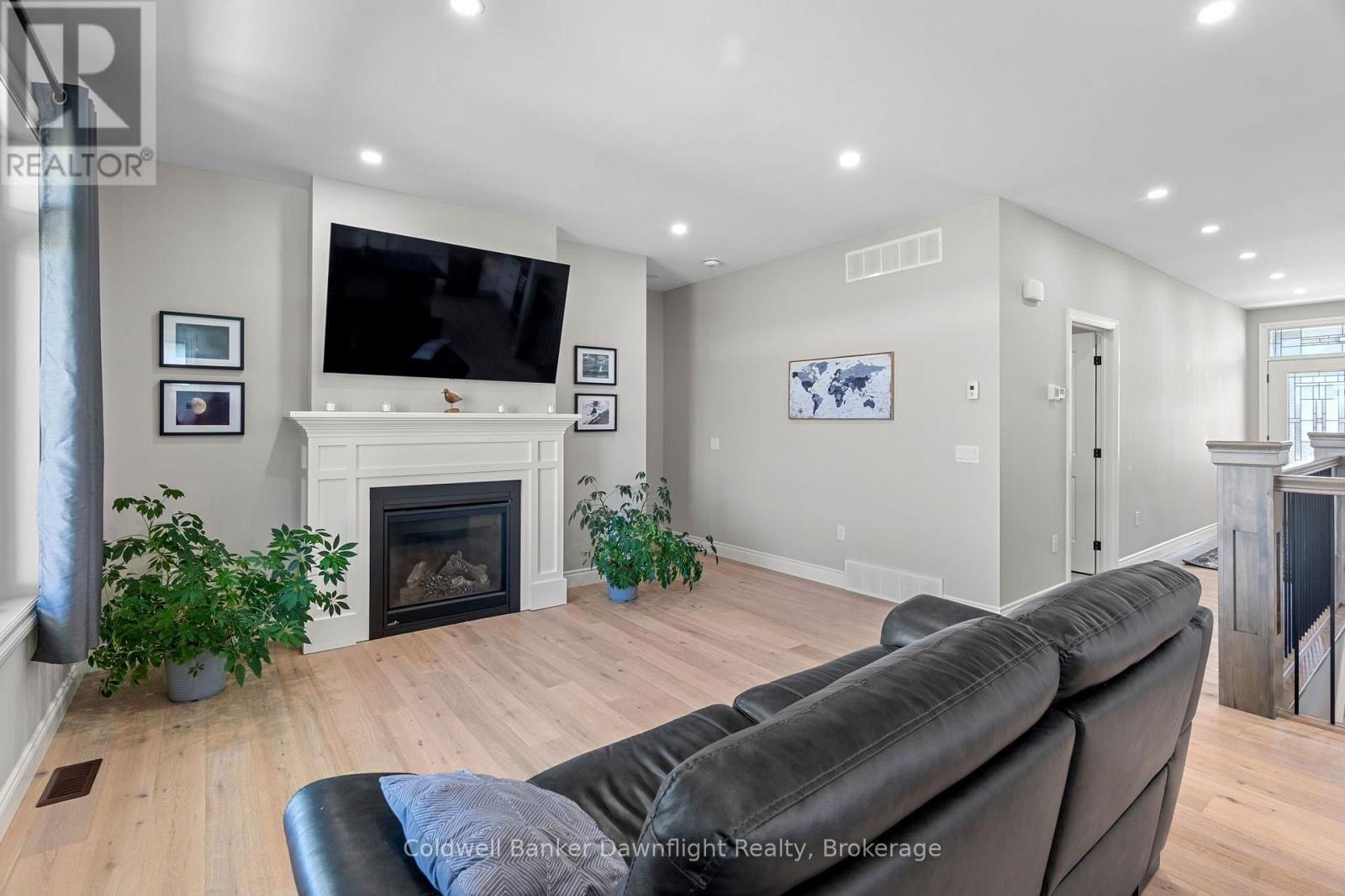 714 GLORIA STREET Image 9