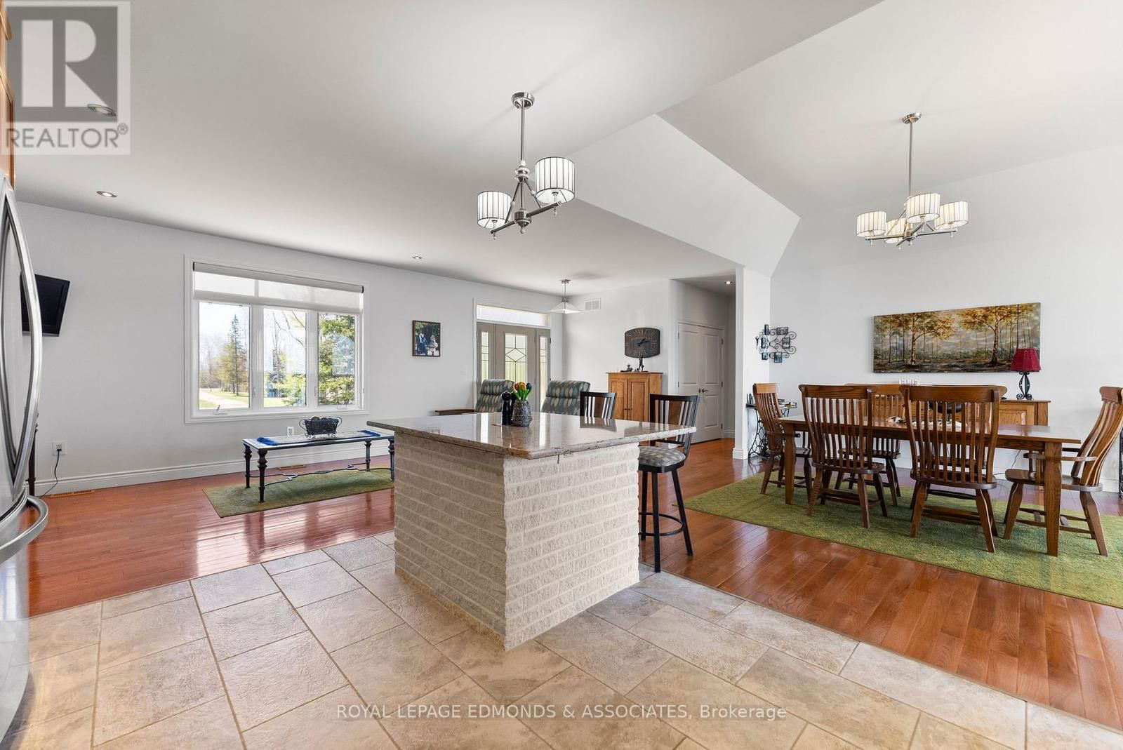 393 HAZLEY BAY DRIVE Image 12