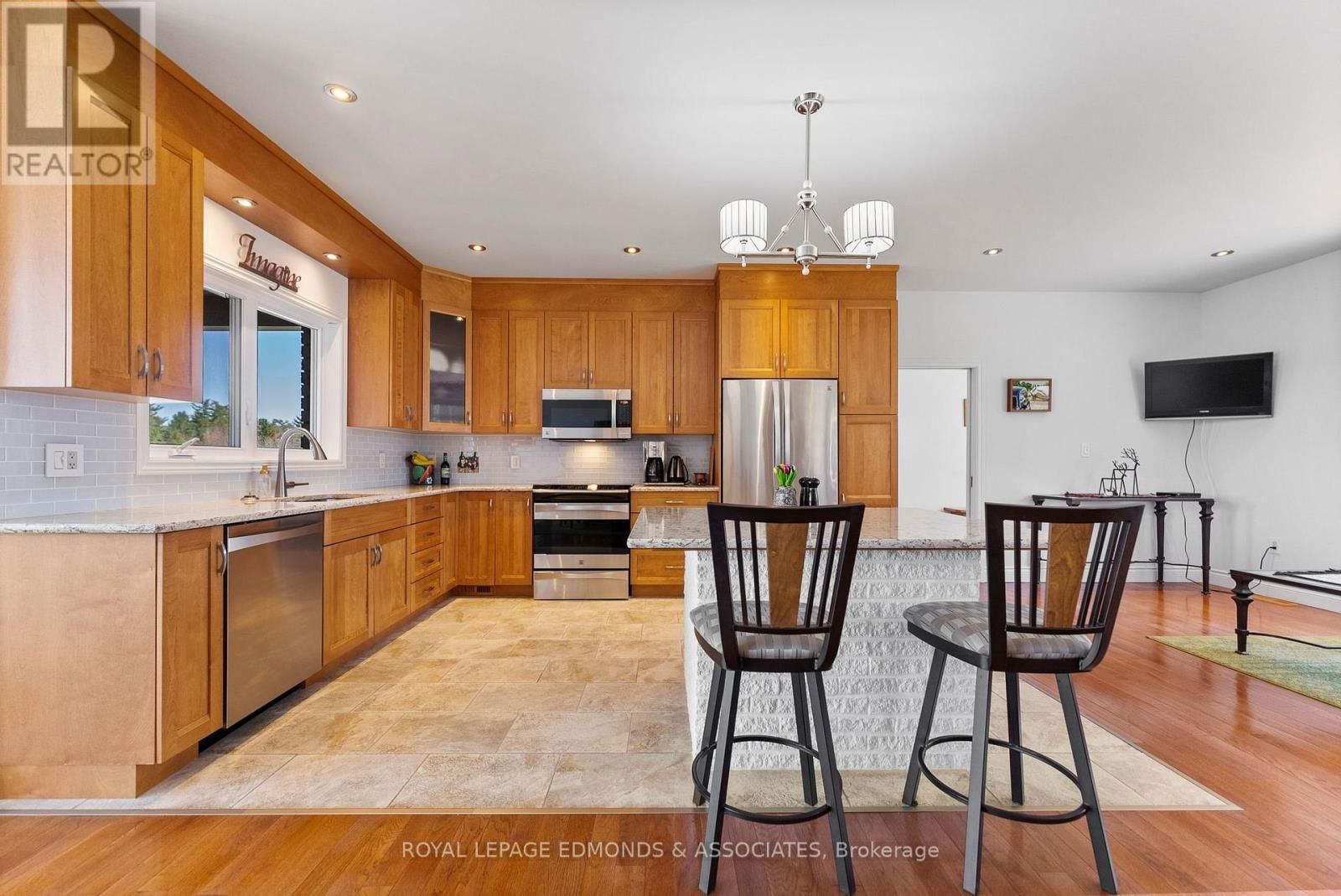 393 HAZLEY BAY DRIVE Image 13