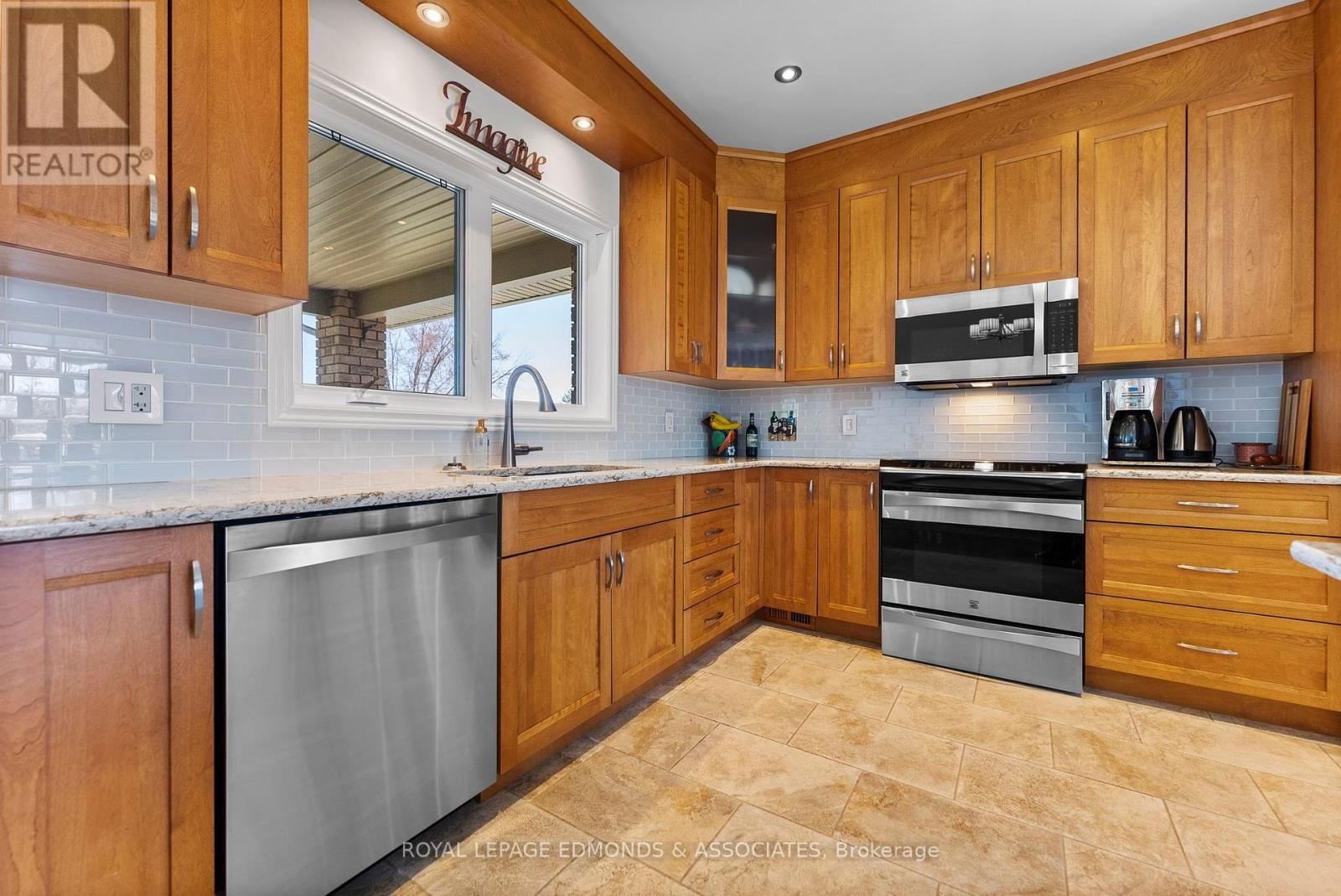 393 HAZLEY BAY DRIVE Image 14