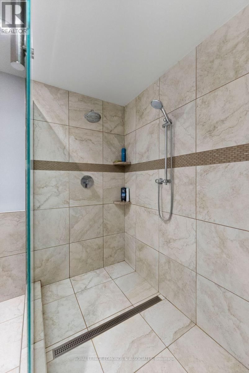 393 HAZLEY BAY DRIVE Image 32