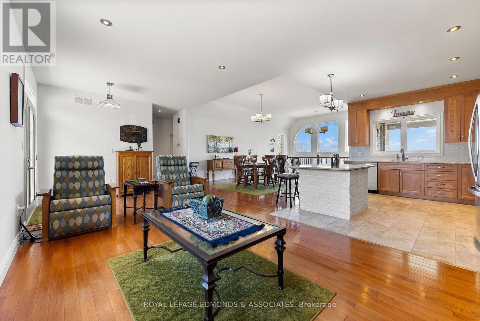 393 HAZLEY BAY DRIVE Image 8