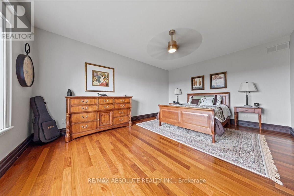 124 BILTMORE CRESCENT Image 31