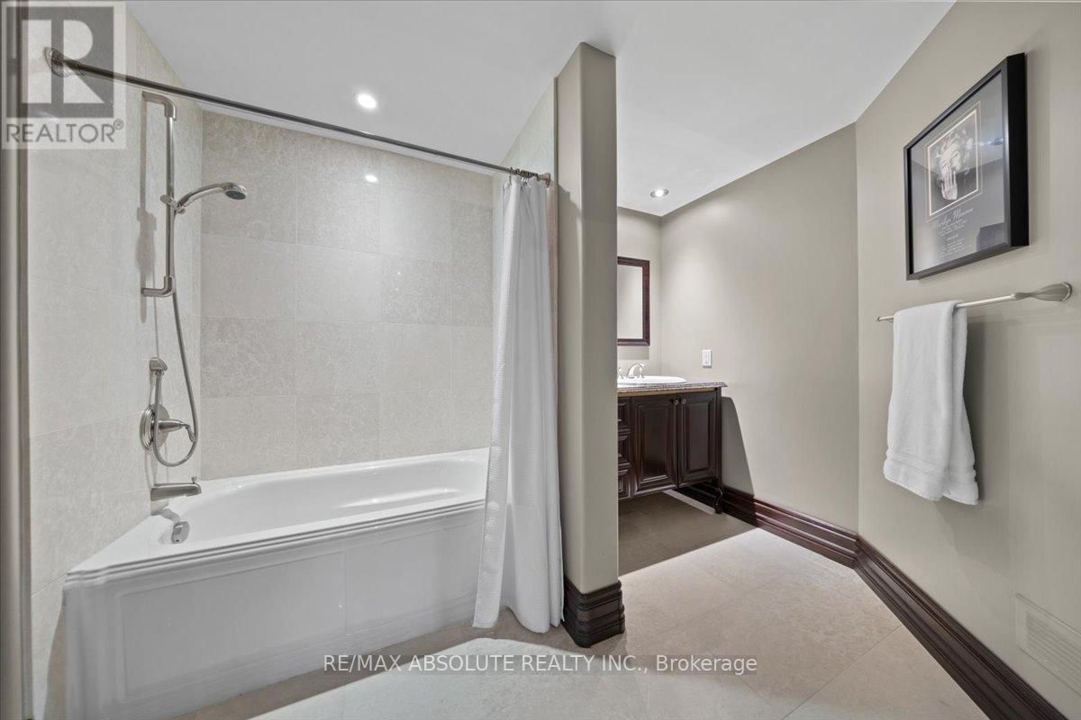 124 BILTMORE CRESCENT Image 43