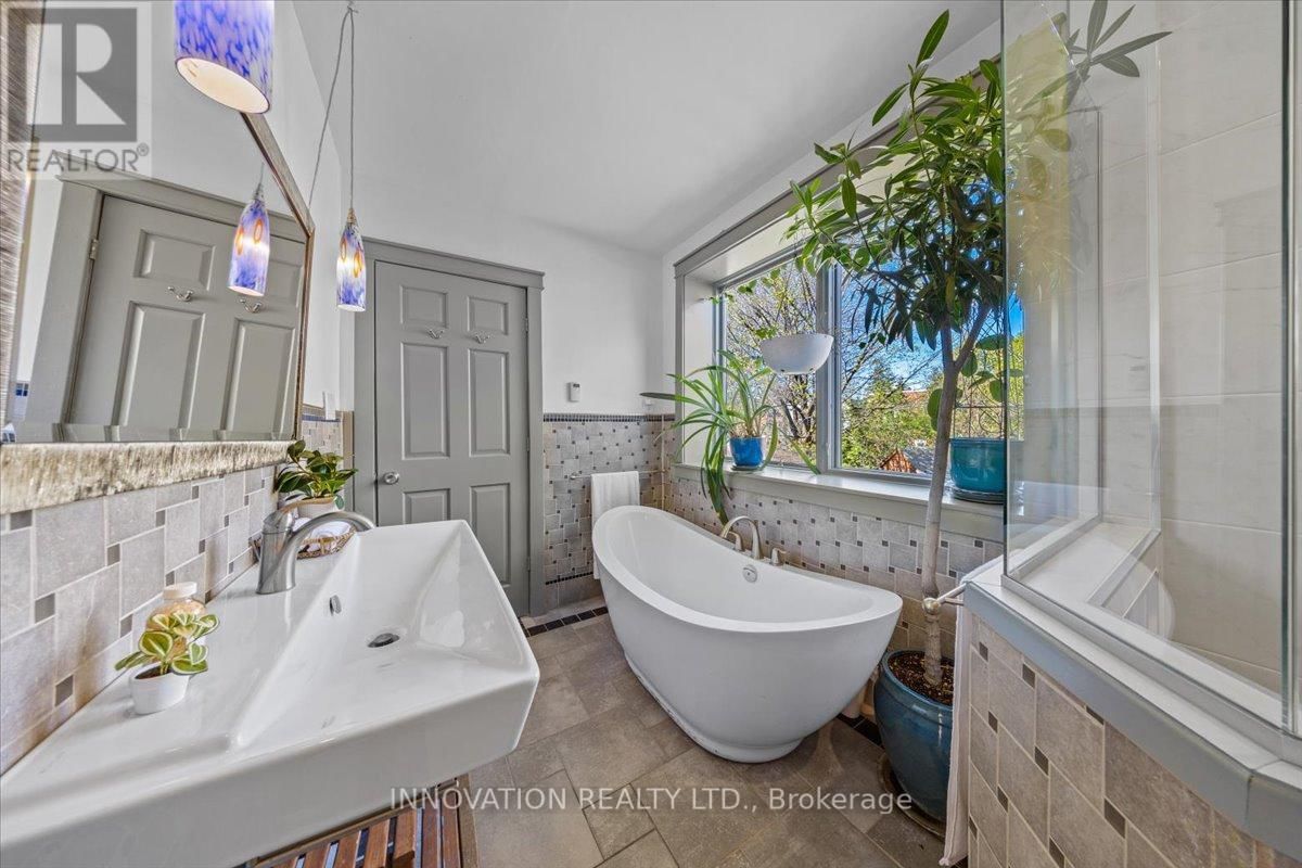 202 IVY CRESCENT Image 22