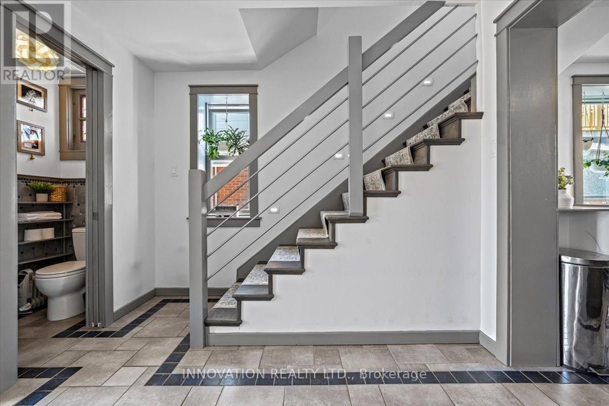 202 IVY CRESCENT Image 3