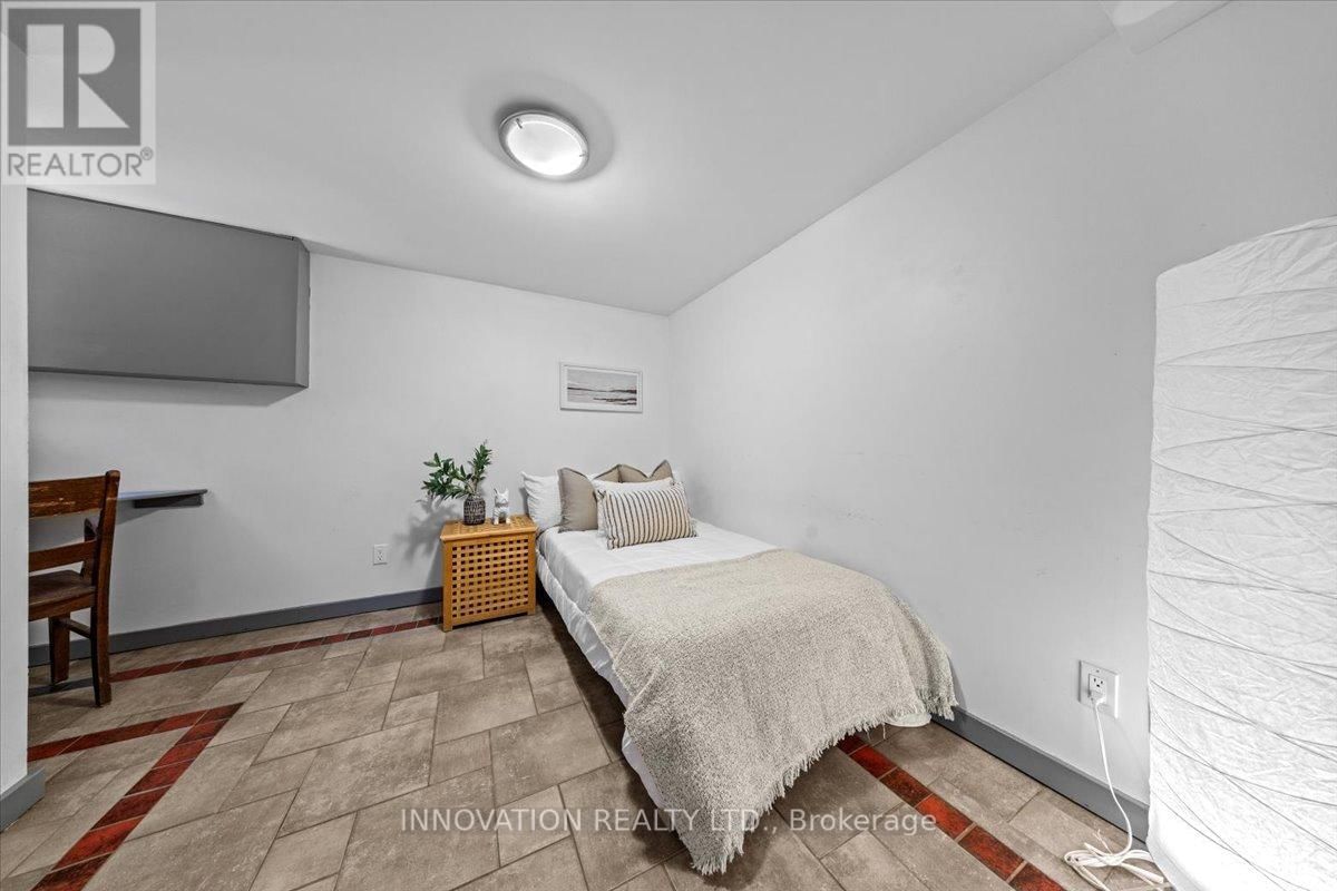 202 IVY CRESCENT Image 33