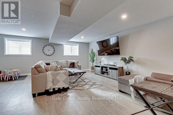 9 CLOVER CIRCLE Image 19