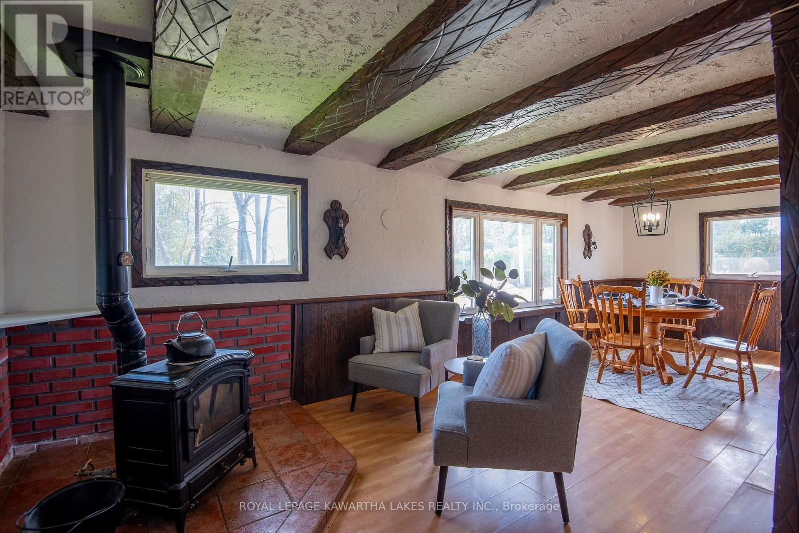 85 THOMAS DRIVE Image 12