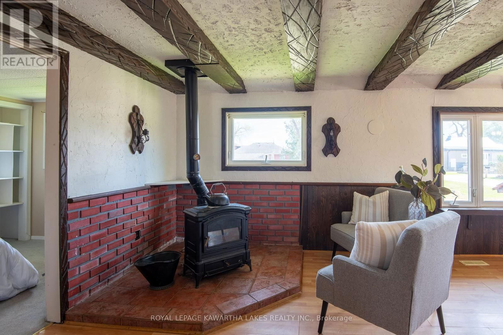 85 THOMAS DRIVE Image 13