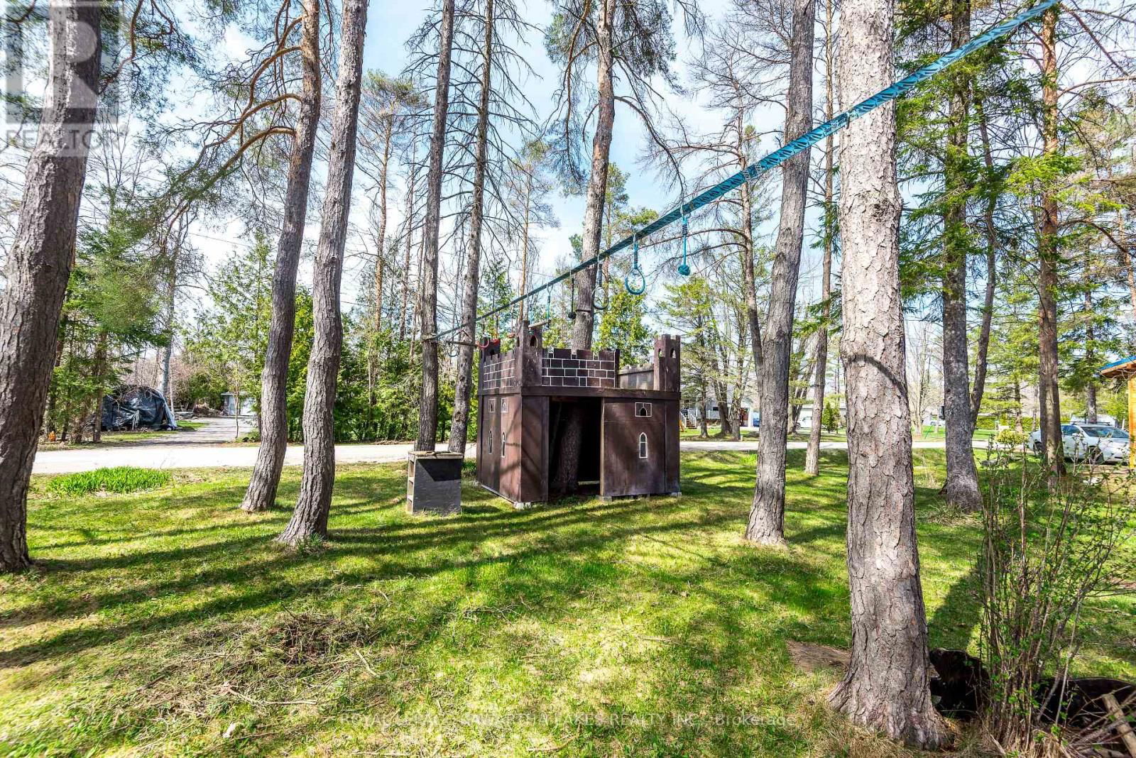 85 THOMAS DRIVE Image 28