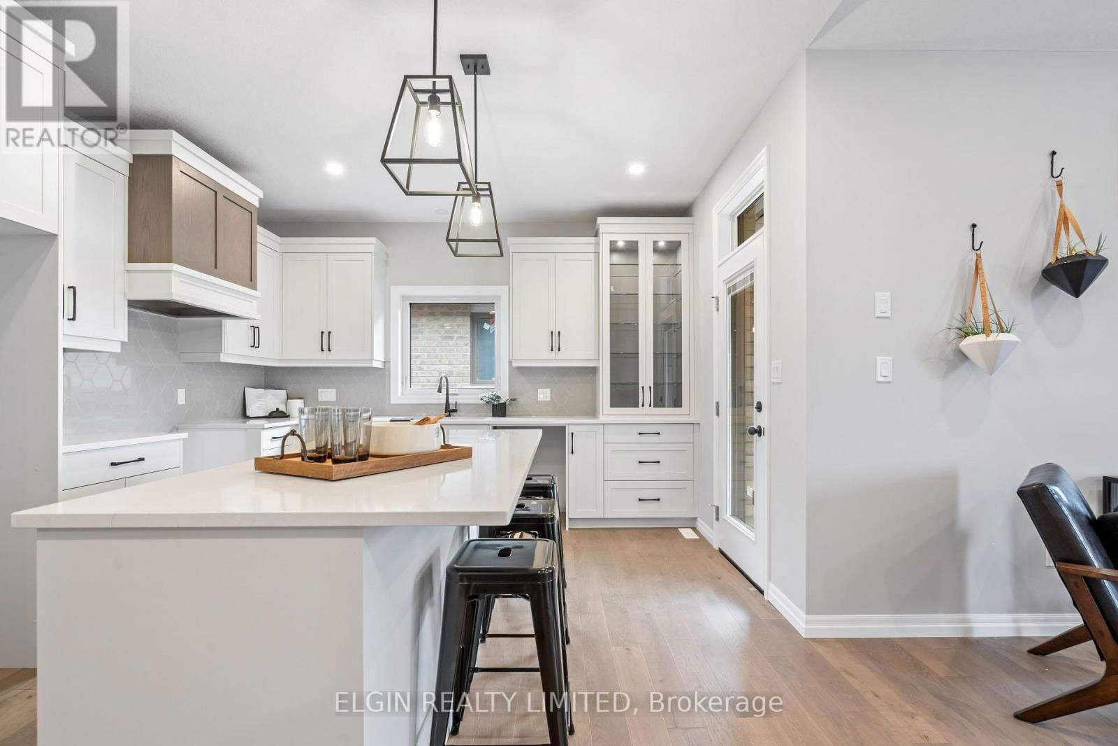 31 HEMLOCK CRESCENT Image 23