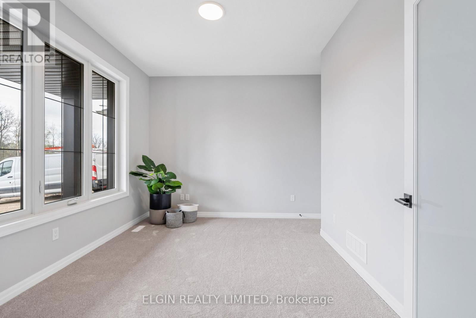 31 HEMLOCK CRESCENT Image 3