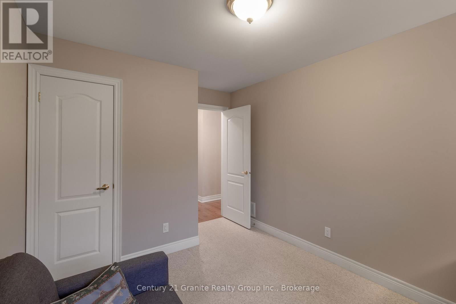 117 HALBIEM CRESCENT Image 30