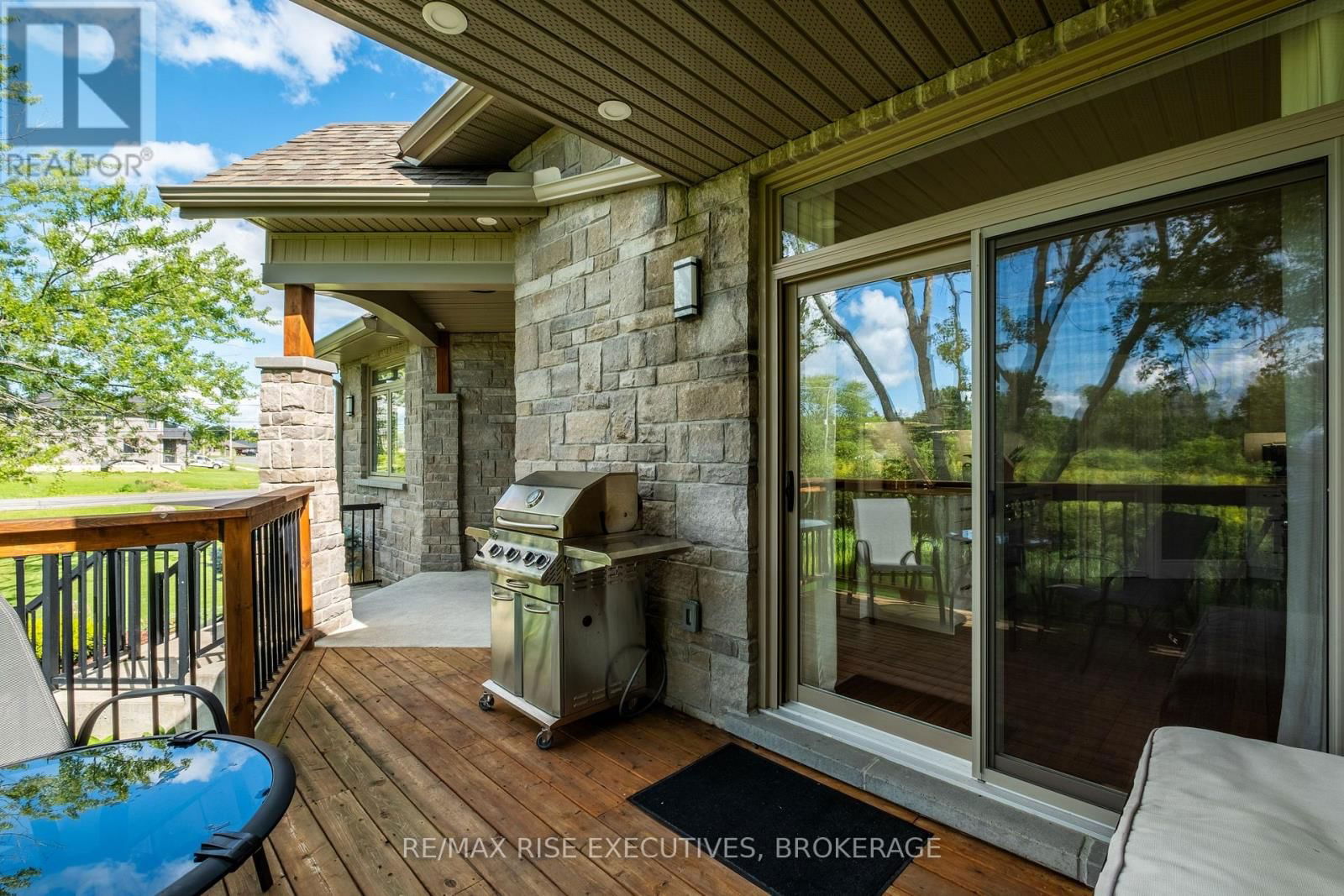 474 DUNDAS STREET Image 13