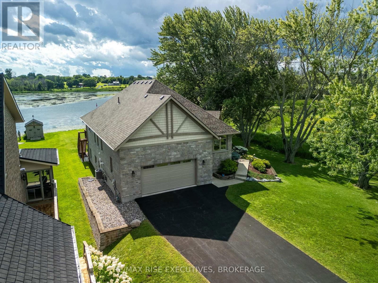 474 DUNDAS STREET Image 15