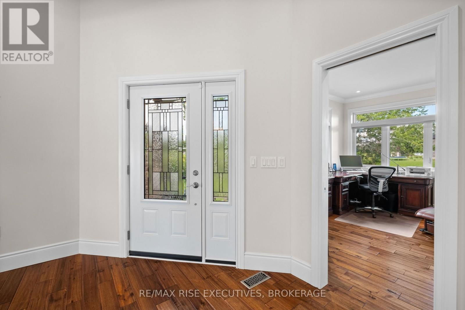 474 DUNDAS STREET Image 21