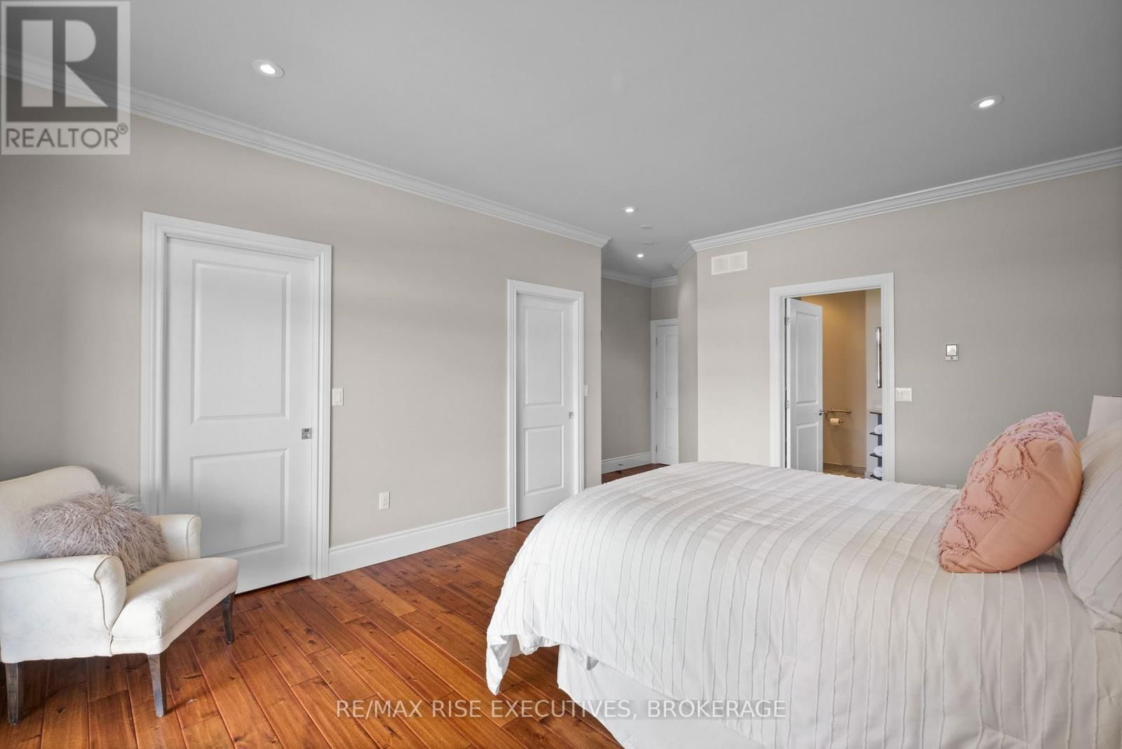 474 DUNDAS STREET Image 35