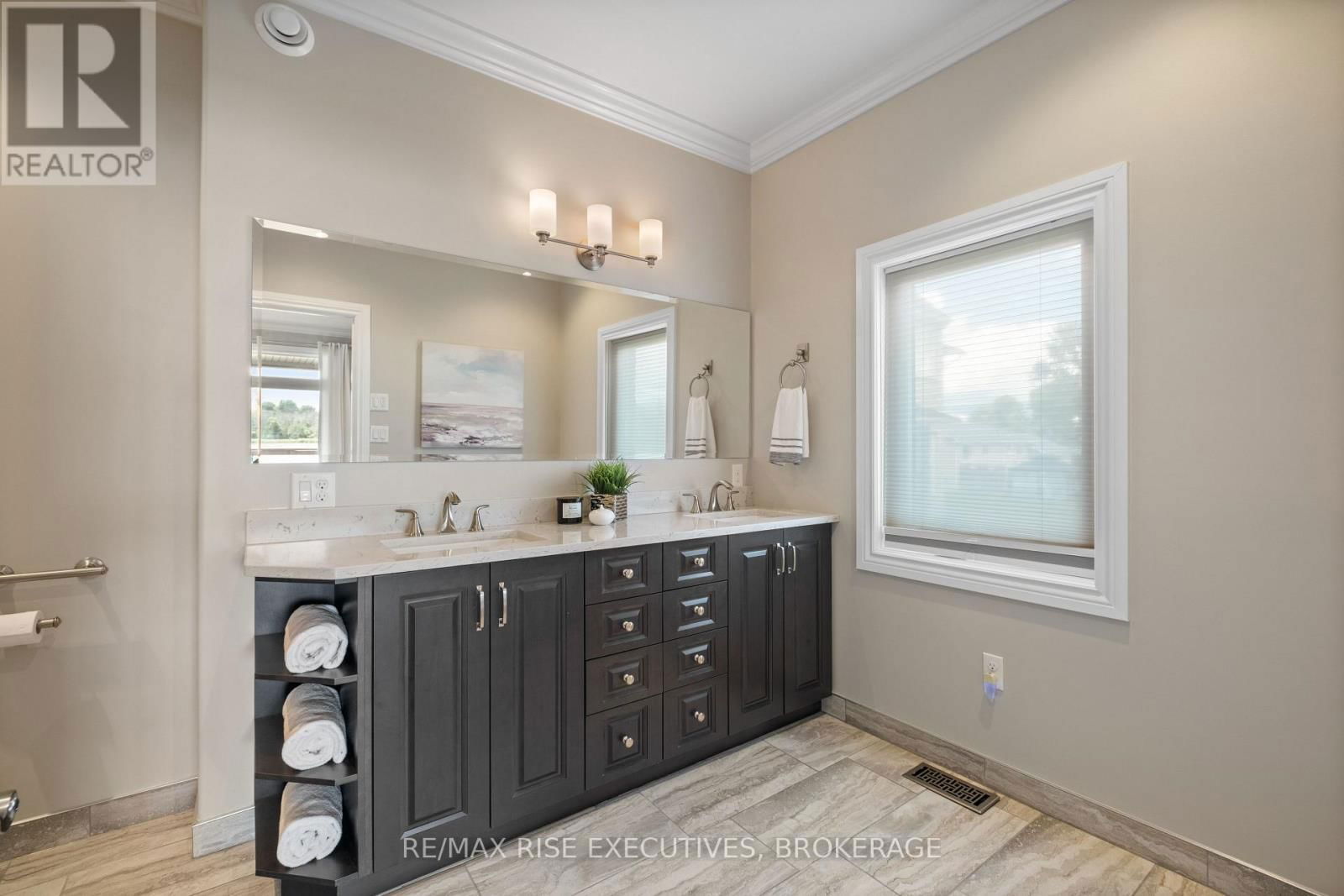 474 DUNDAS STREET Image 36