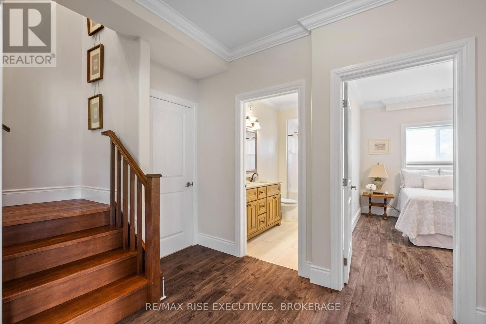 474 DUNDAS STREET Image 39