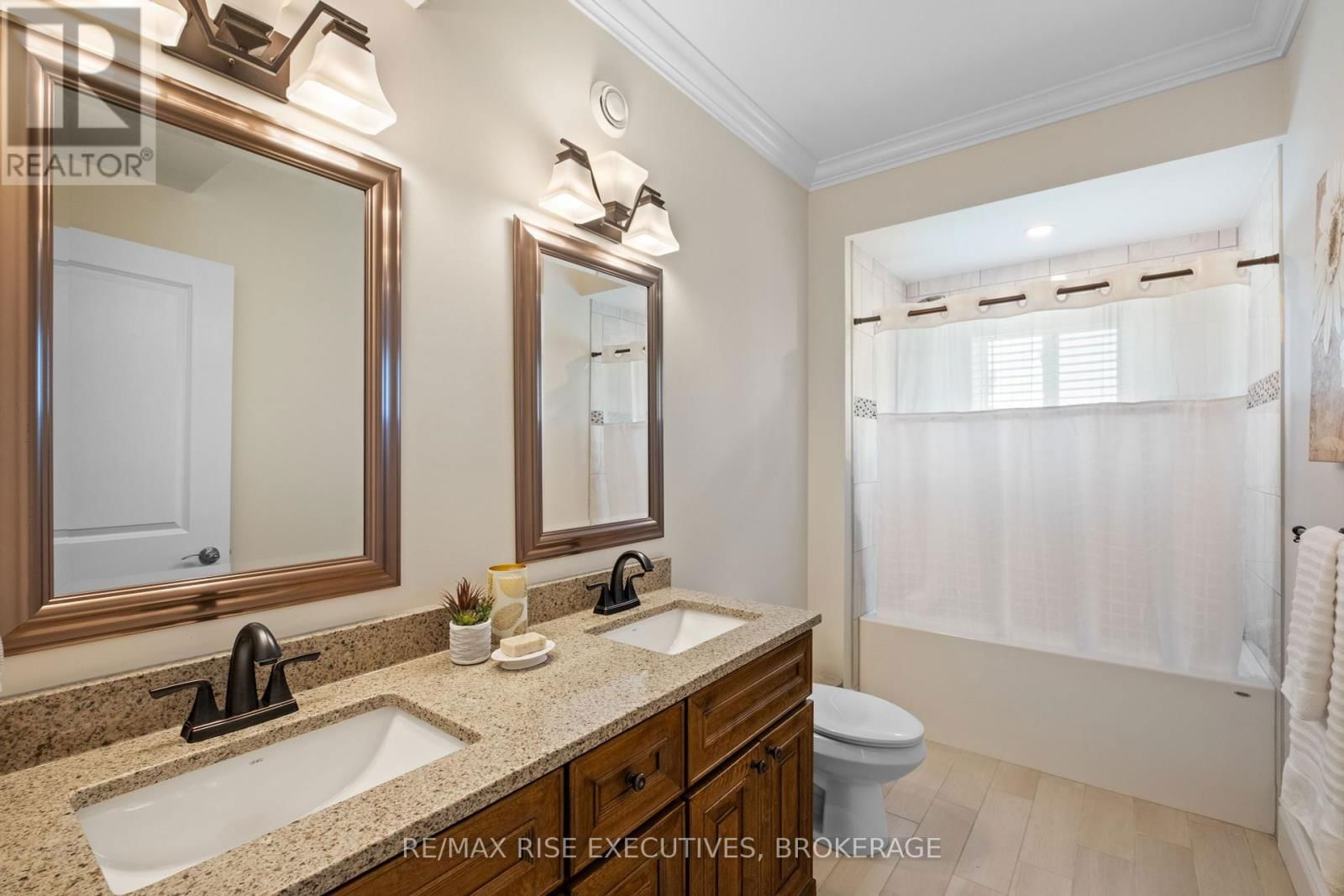 474 DUNDAS STREET Image 40