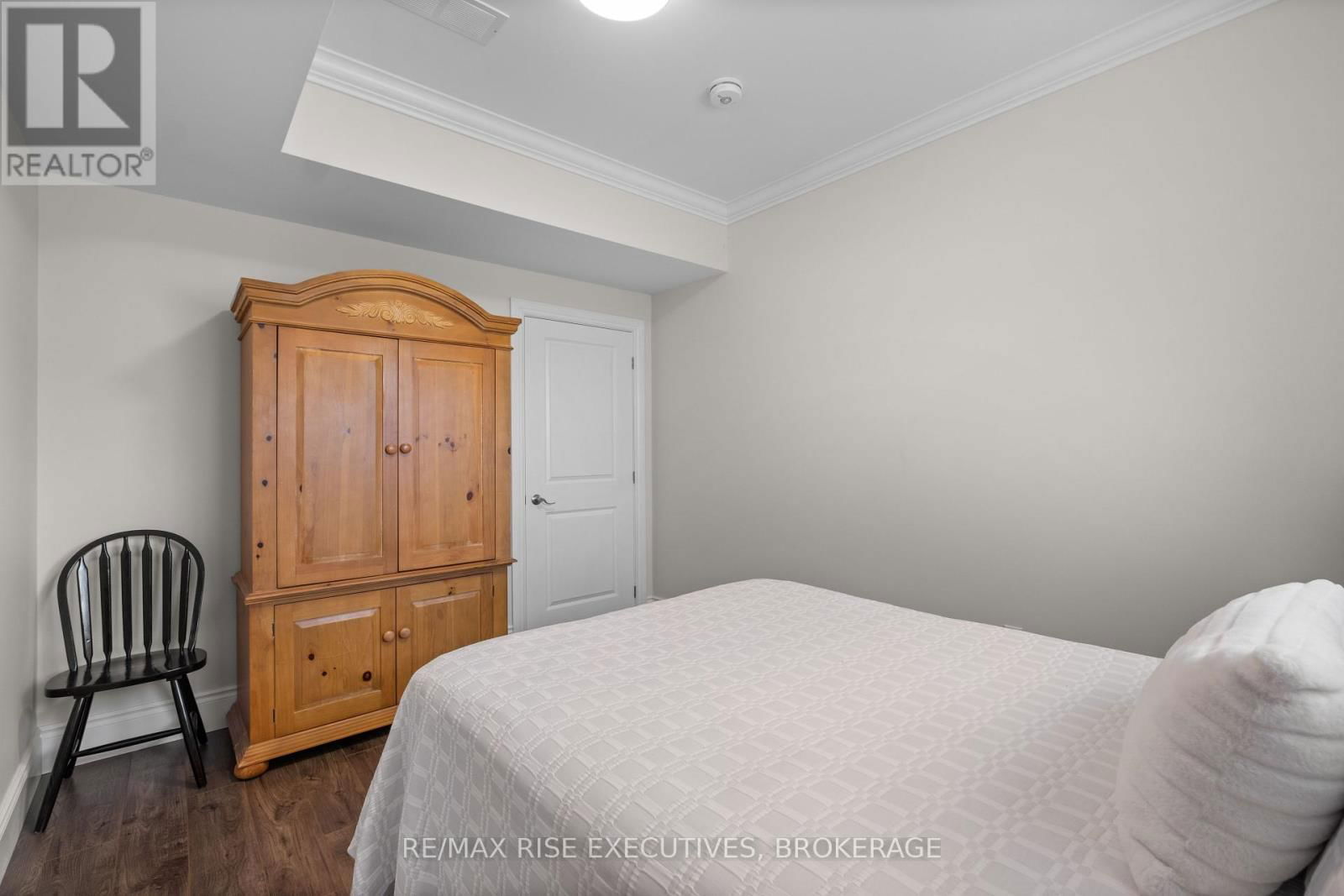 474 DUNDAS STREET Image 42
