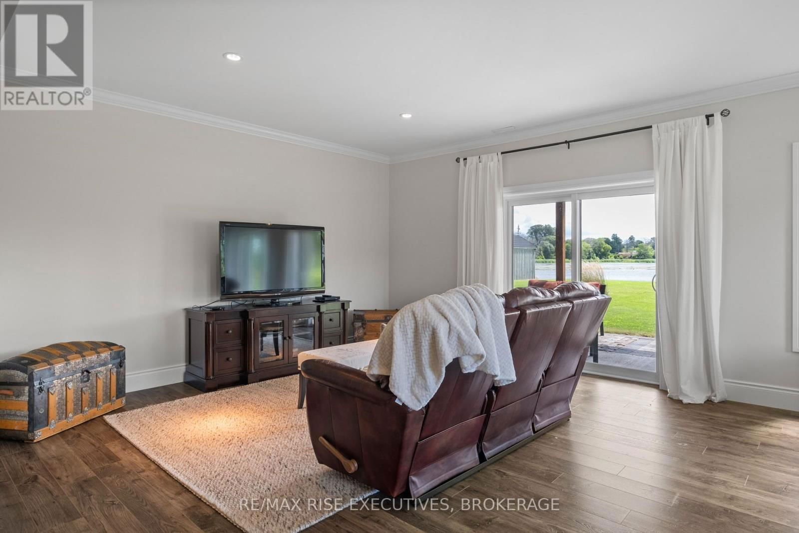 474 DUNDAS STREET Image 45