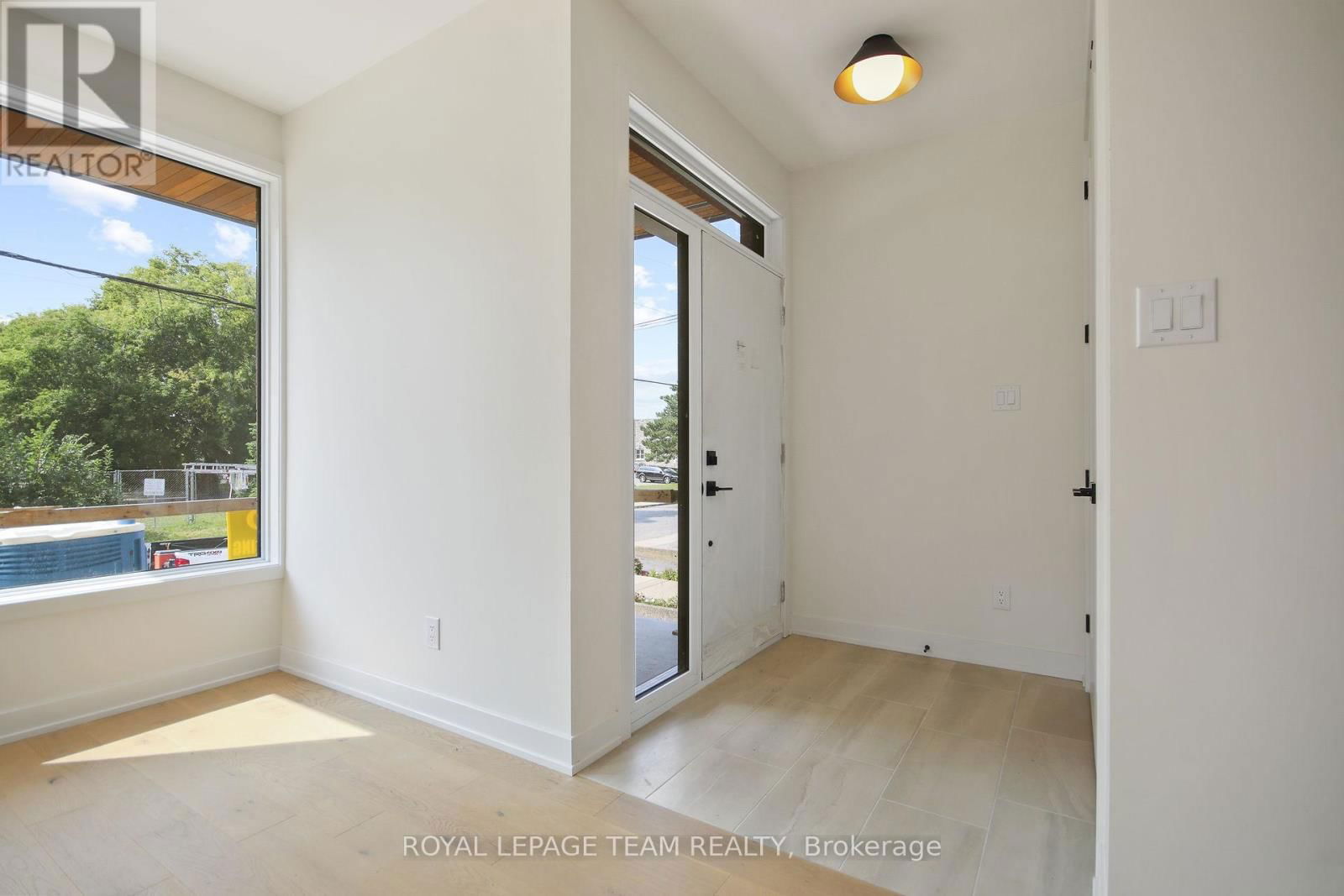 B/B2 - 241 BREEZEHILL AVENUE SOUTH Image 3