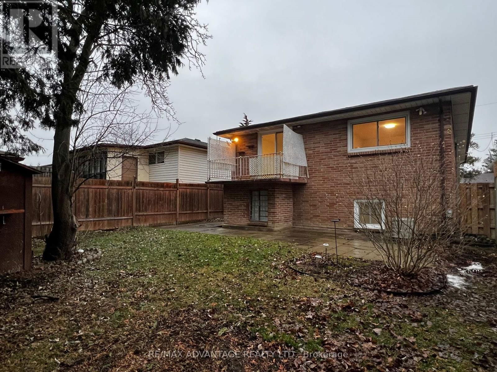 1 Upper - 296 PHYLLIS STREET Image 11
