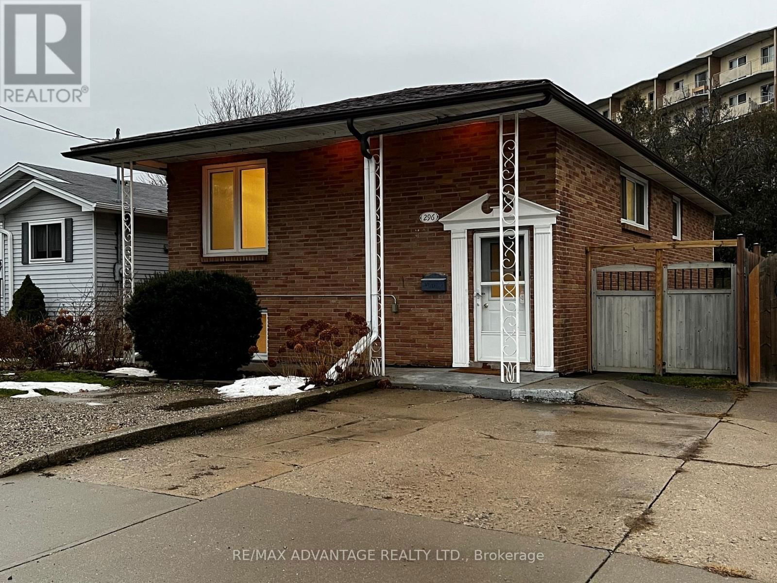 1 Upper - 296 PHYLLIS STREET Image 2