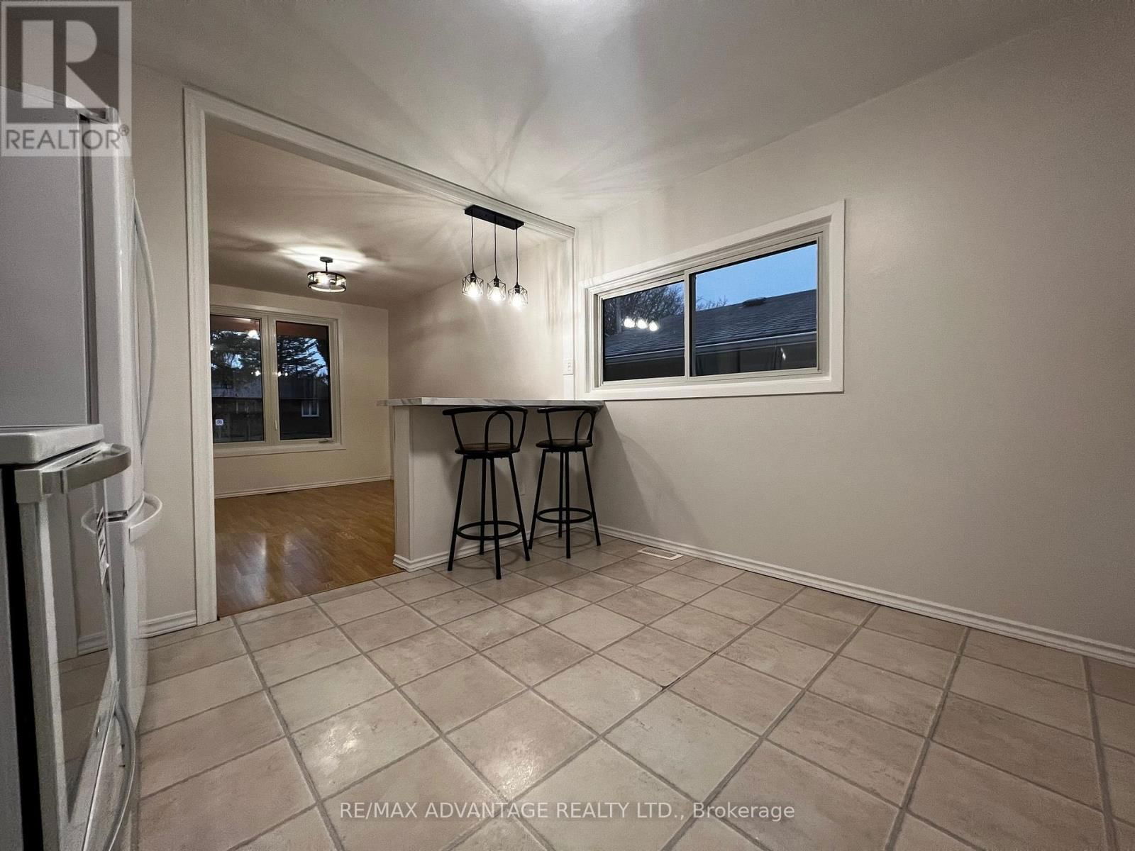 1 Upper - 296 PHYLLIS STREET Image 6