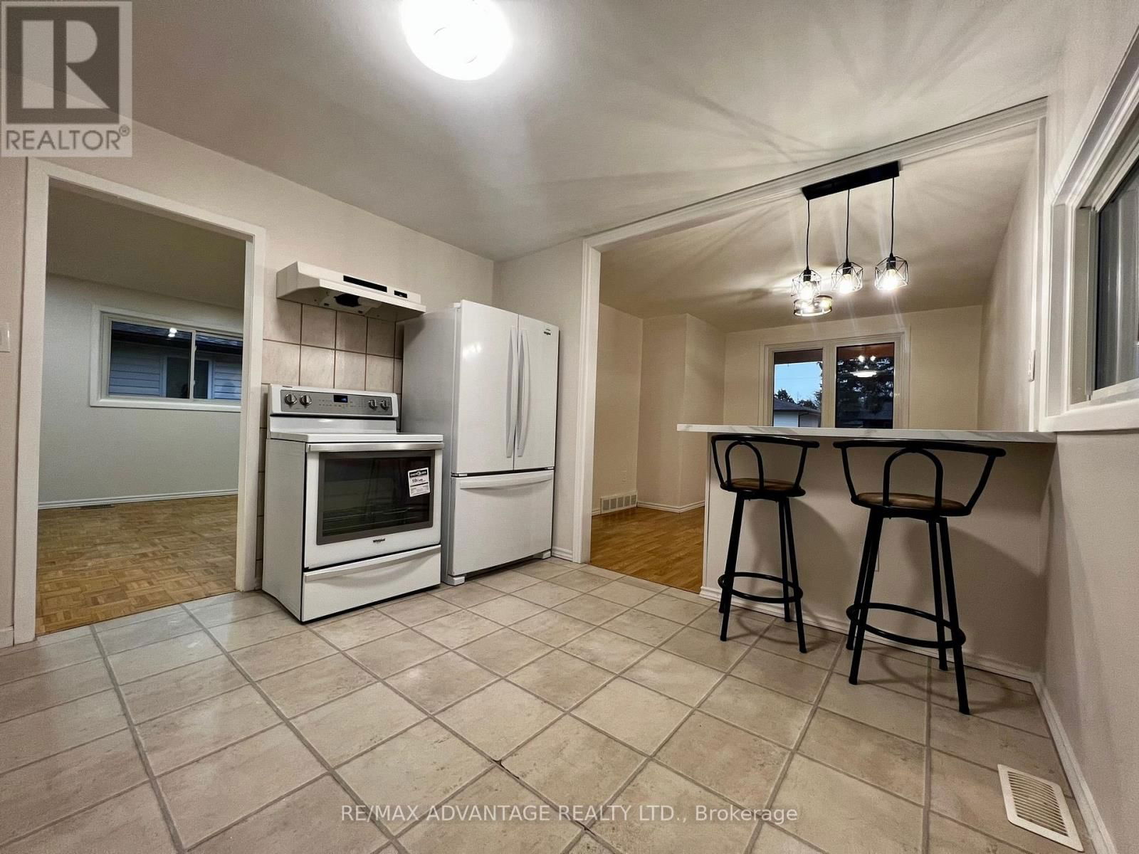1 Upper - 296 PHYLLIS STREET Image 7