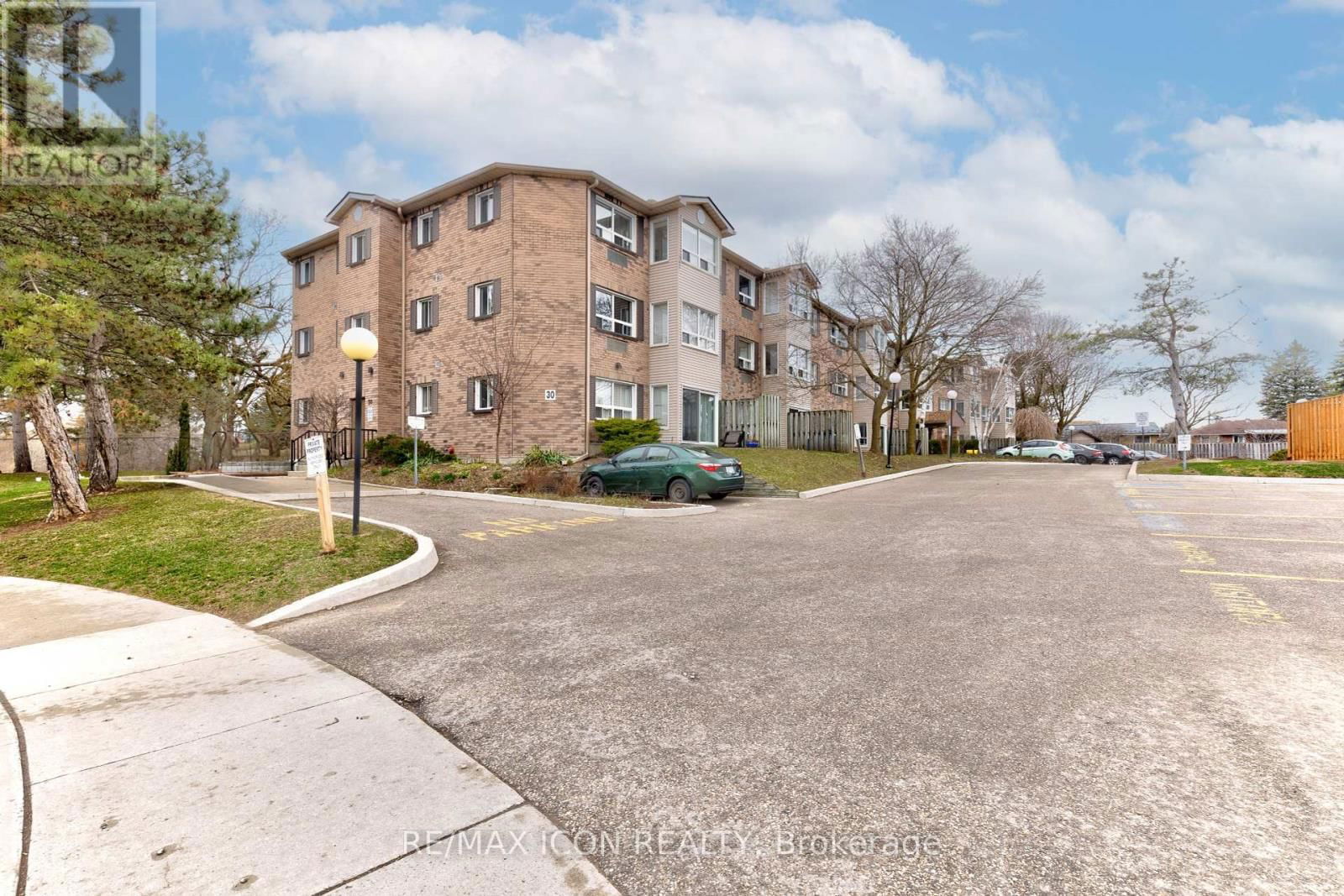 210 - 30 HUGO CRESCENT Image 20