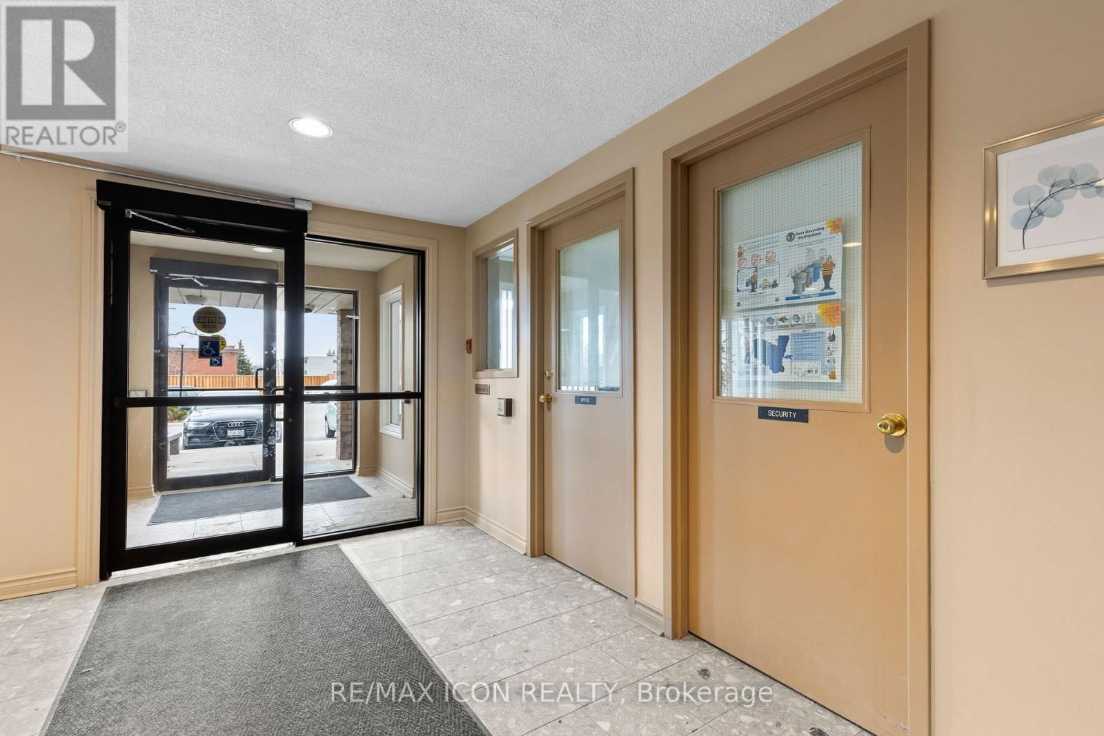 210 - 30 HUGO CRESCENT Image 22