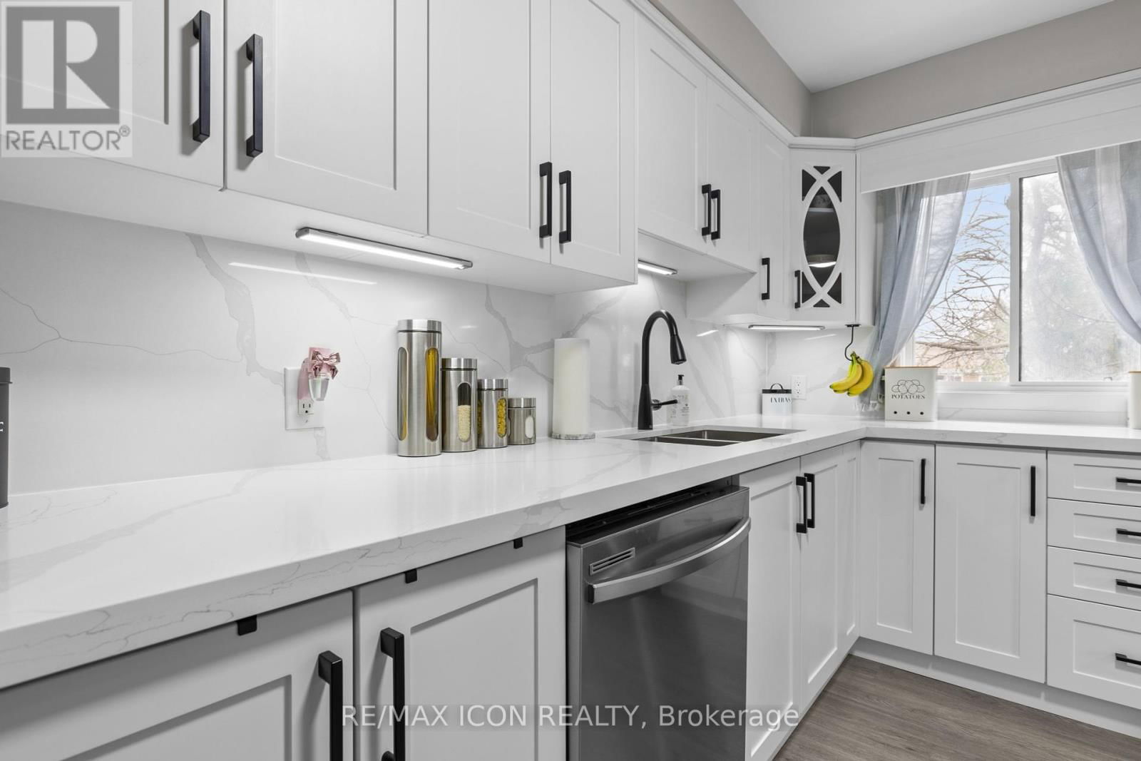 210 - 30 HUGO CRESCENT Image 3