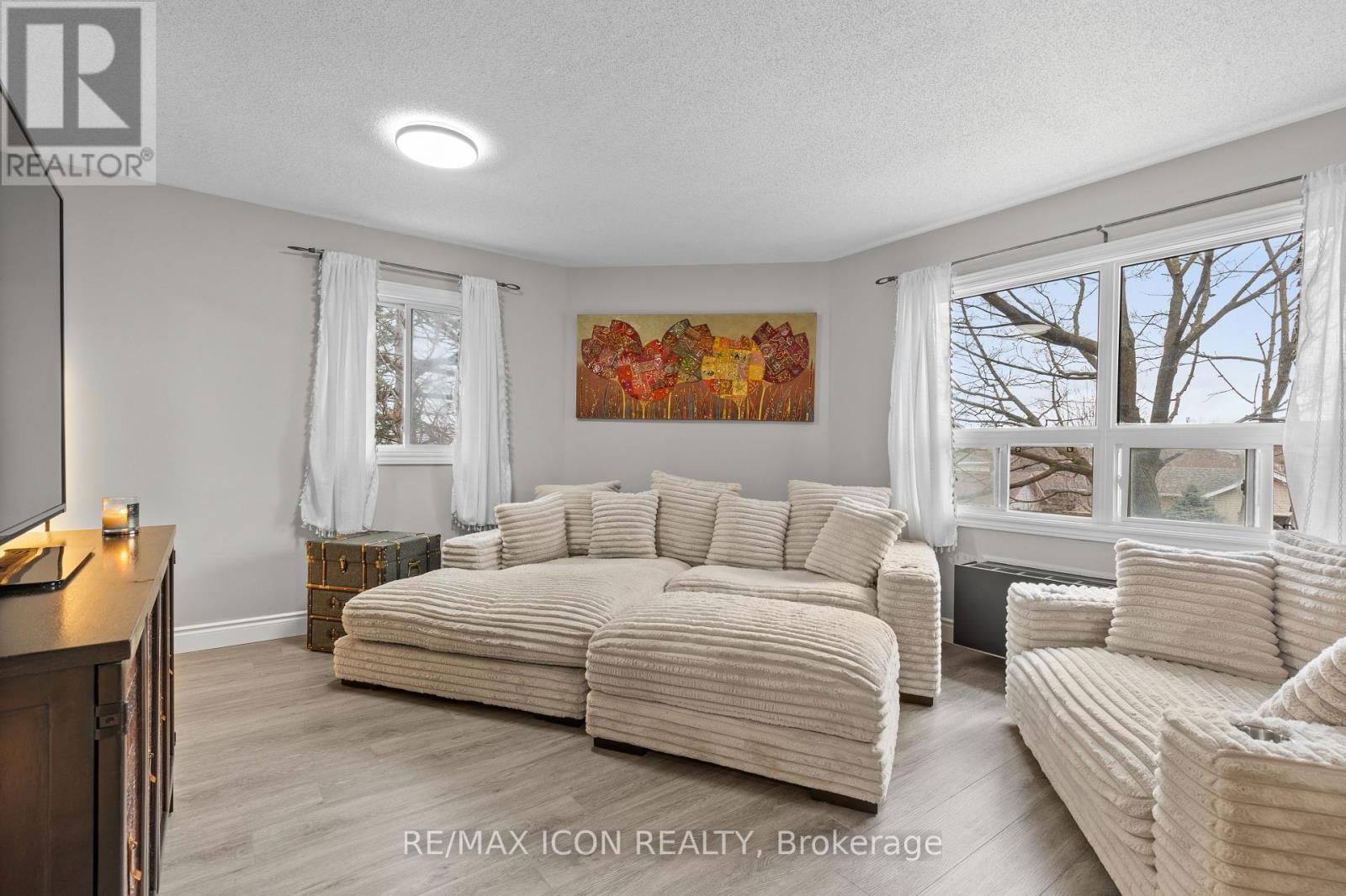 210 - 30 HUGO CRESCENT Image 7