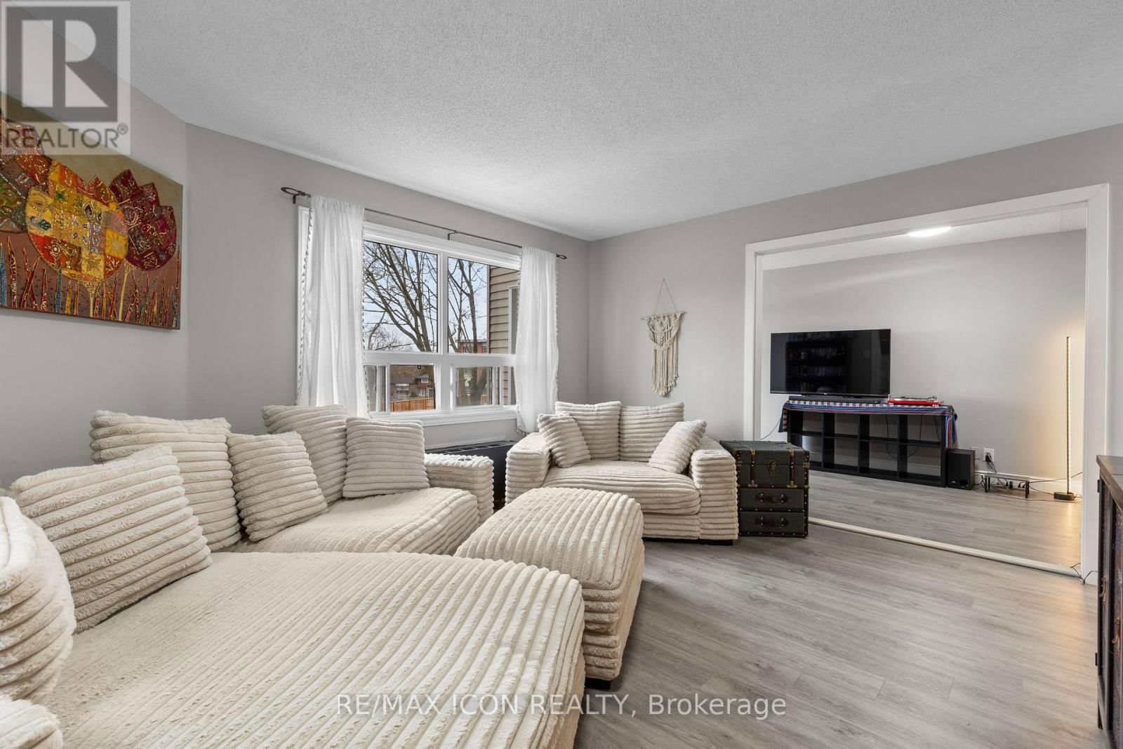 210 - 30 HUGO CRESCENT Image 8