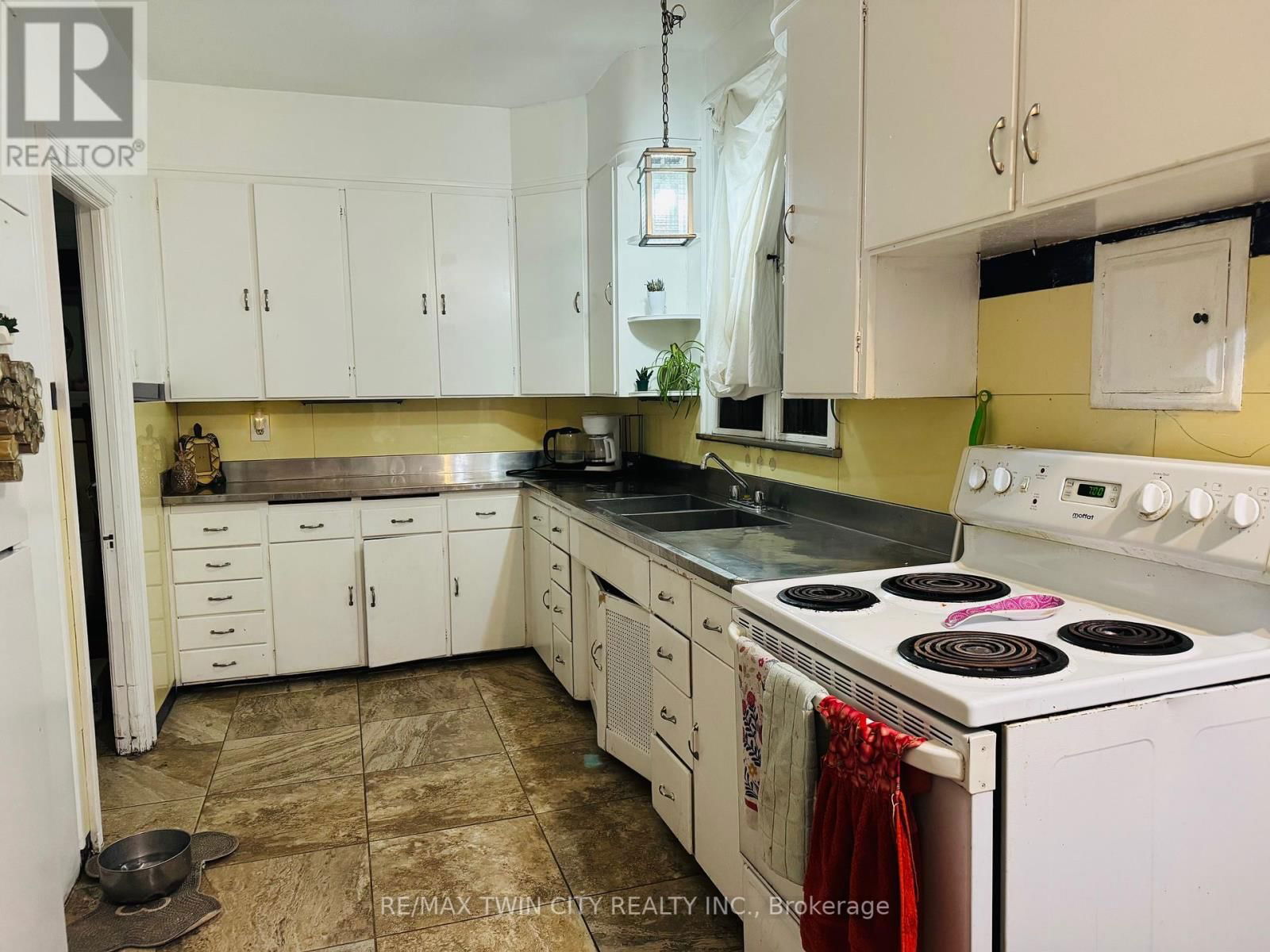 32 SIMEON STREET Image 13