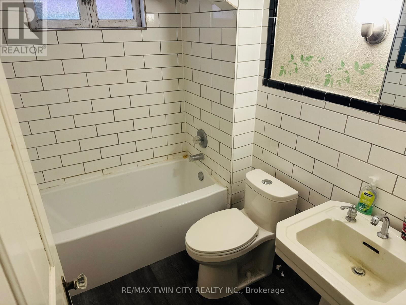 32 SIMEON STREET Image 29