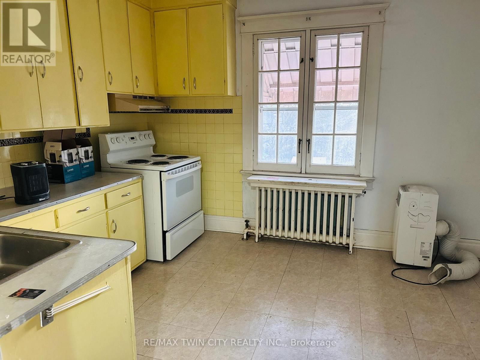 32 SIMEON STREET Image 30