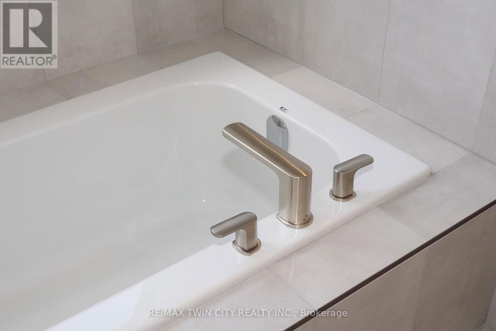 220 JEFFREY PLACE Image 32