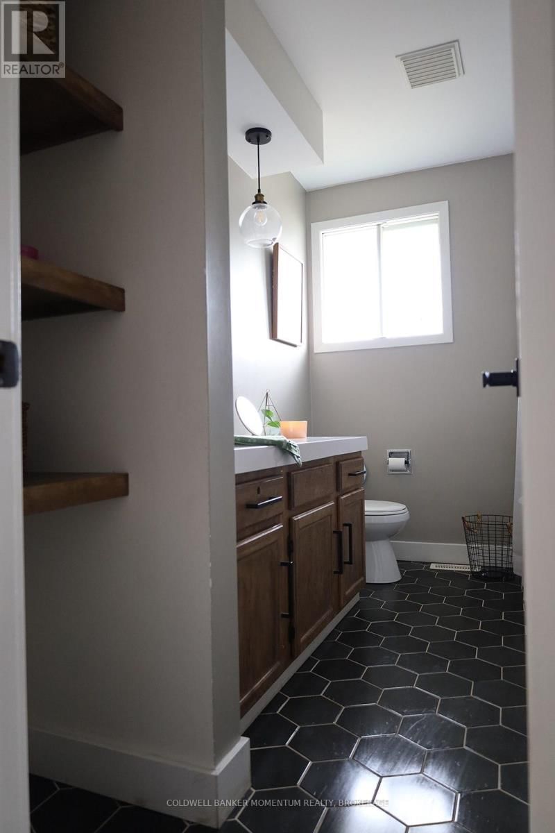 103 GLENAYR PLACE Image 31