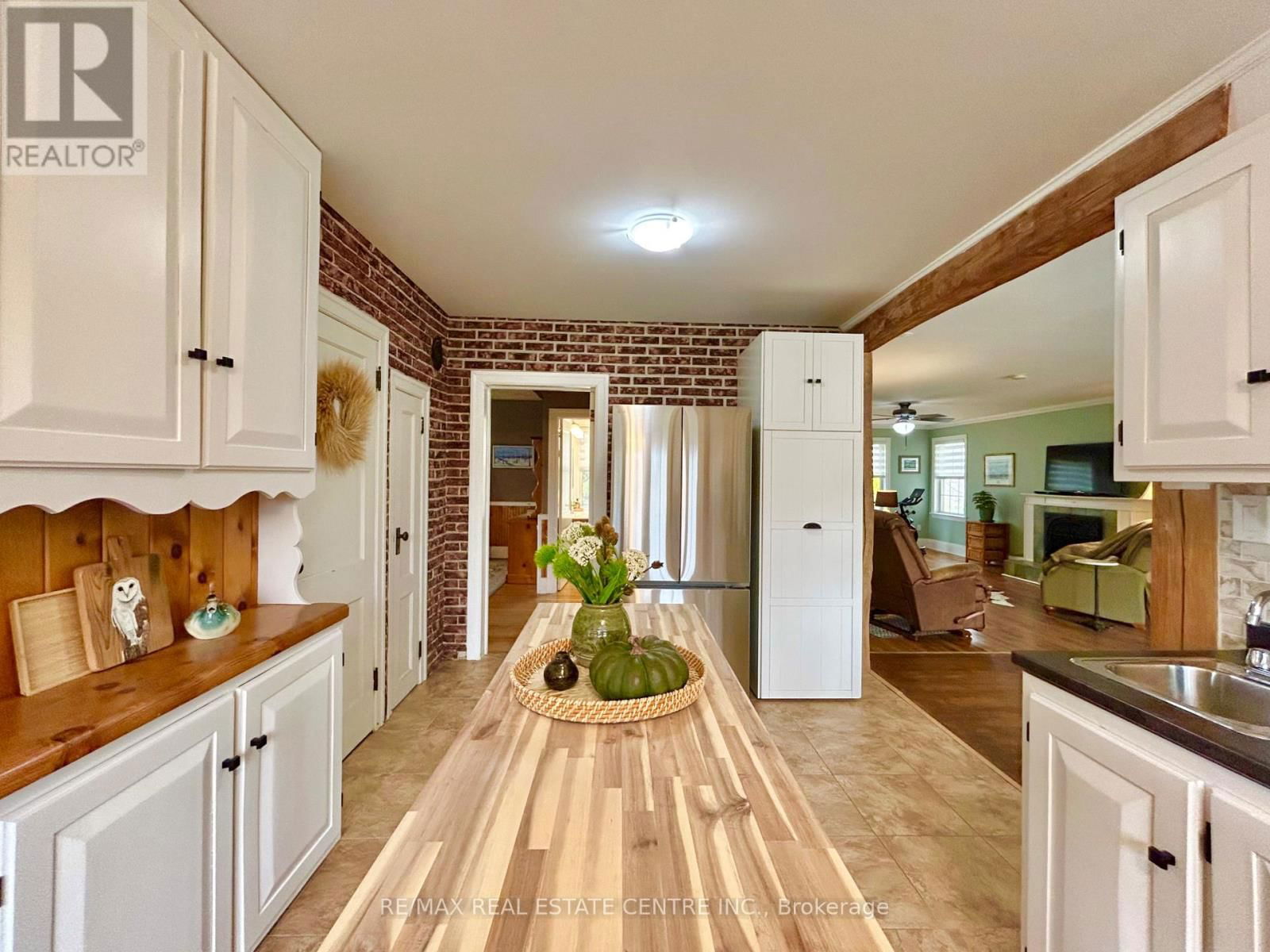 384323 20 SIDEROAD Image 16