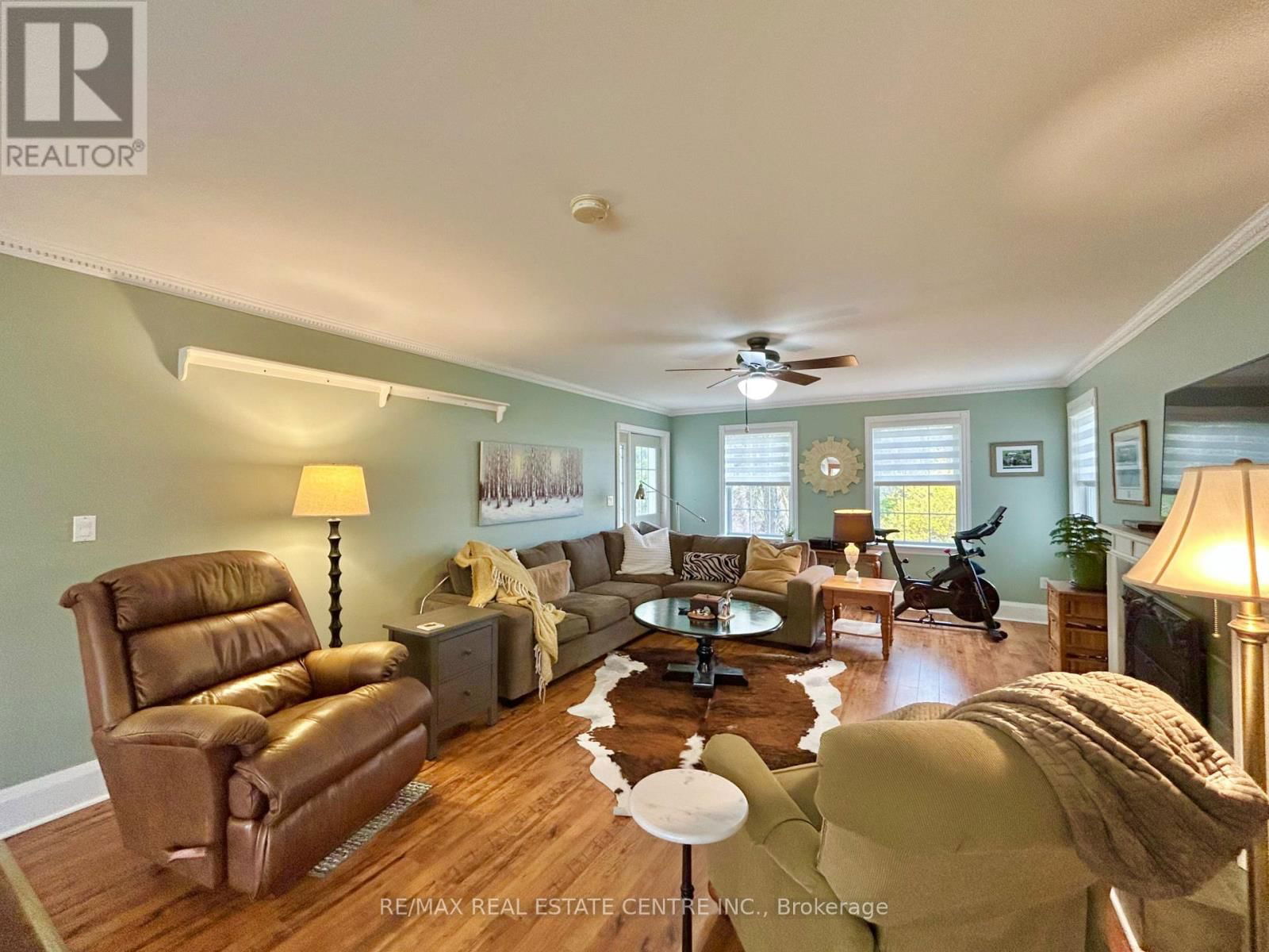 384323 20 SIDEROAD Image 21