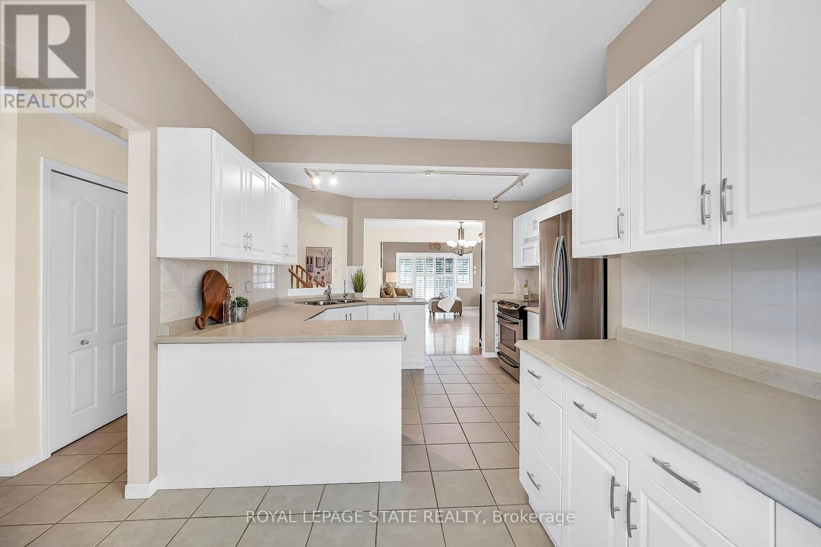 10 - 212 STONEHENGE DRIVE Image 6