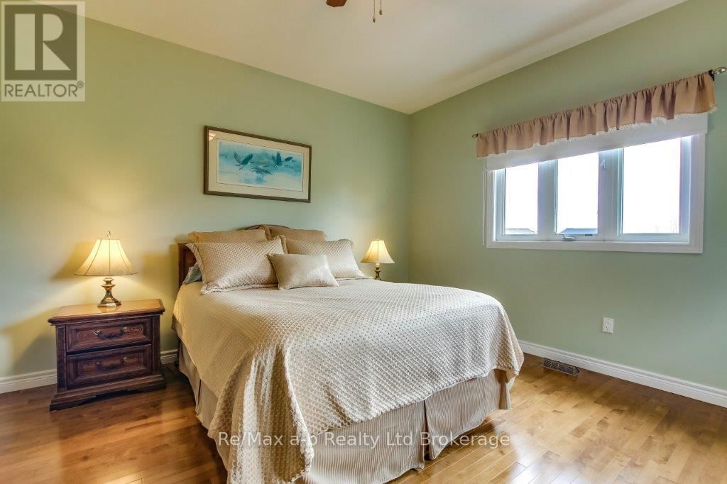 717 GARDEN COURT CRESCENT Image 18