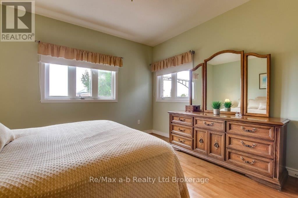 717 GARDEN COURT CRESCENT Image 20
